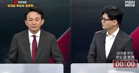 지난 7월11일 MBN 주관으로 진행된 국민의힘 7·23 전당대회 당권주자간 두번째 토론회에서 원희룡(왼쪽) 당대표 후보가 자신의 주도권토론에서 발언 후 한동훈(오른쪽) 후보로부터 답변을 듣고 있다.<MBN 방송화면 갈무리>